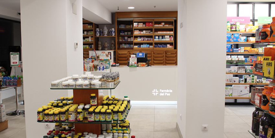 Interior de la Farmàcia del Pas actual